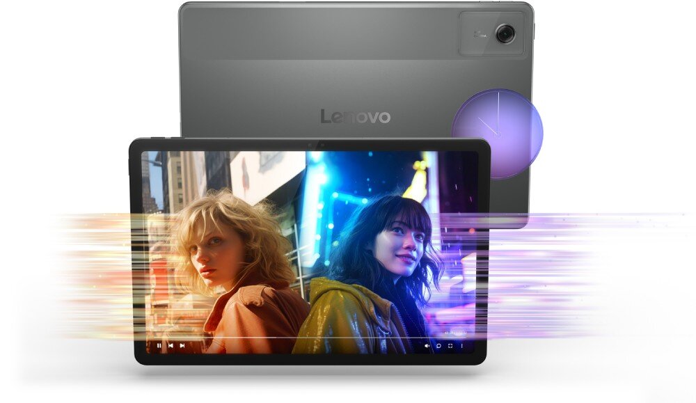 Na obrazie widoczny jest tablet z wyświetlaczem pokazującym dwie osoby na tle miejskiego krajobrazu nocą. W tle znajduje się tył tabletu z logo Lenovo oraz widoczny jest aparat fotograficzny.