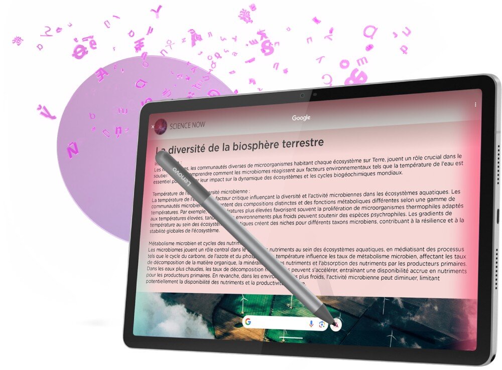 Tablet z wyświetlonym tekstem \'La diversité de la biosphère terrestre\' oraz rysik umieszczony nad ekranem. W tle widoczne są unoszące się litery i symbole na fioletowym tle.