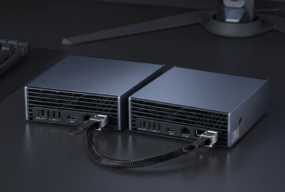 Komputer GIGABYTE AI Top Atom ARM Dwa małe komputery połączone ze sobą grubym czarnym kablem sieciowym na tylnych panelach