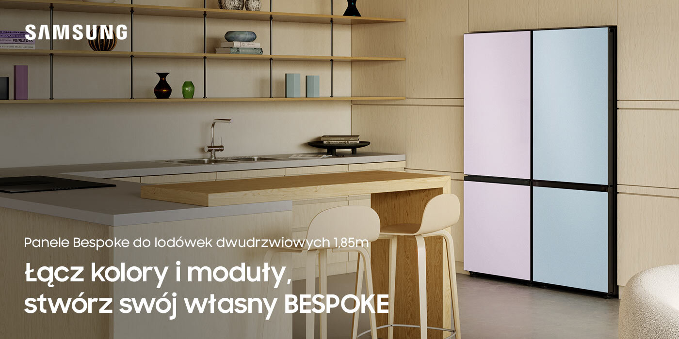 Spraw by Twoja dwudrzwiowa lodówka zachwycała swoim wyglądem - pomogą Ci w tym panele Bespoke Wnętrze kuchni z lodówką o panelach w dwóch kolorach, obok znajduje się stół z krzesłami. Na obrazie widoczny jest tekst: \'PANELE BESPOKE DO LODÓWEK DWUDRZWIOWYCH 185cm ŁĄCZ KOLORY I MODUŁY, STWÓRZ SWÓJ WŁASNY BESPOKE\'.