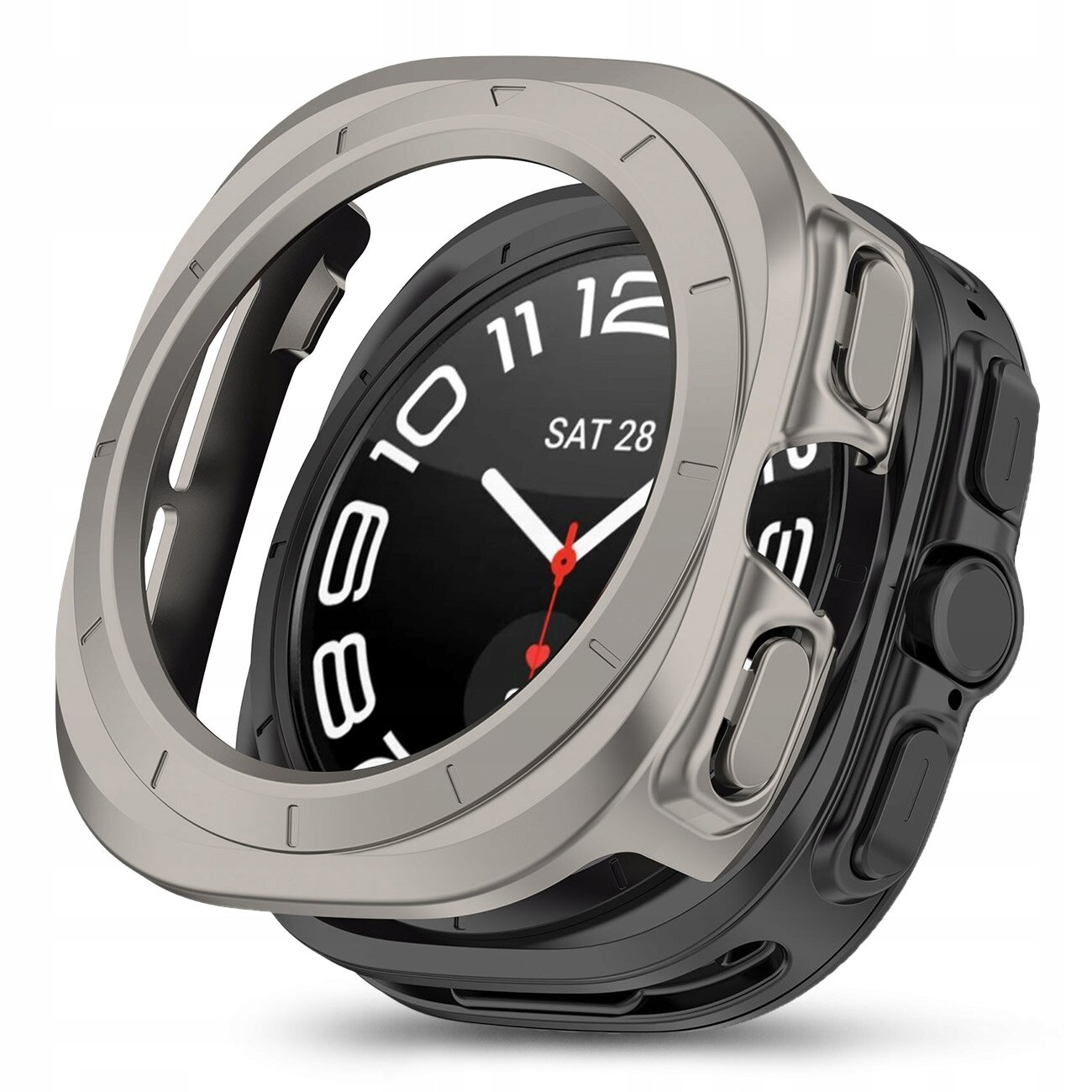 Na obrazie widoczny jest smartwatch z okrągłą tarczą, na której wyświetlany jest czas i data \'SAT 28\'. Urządzenie jest osłonięte metalicznym etui ochronnym z wycięciami na przyciski.