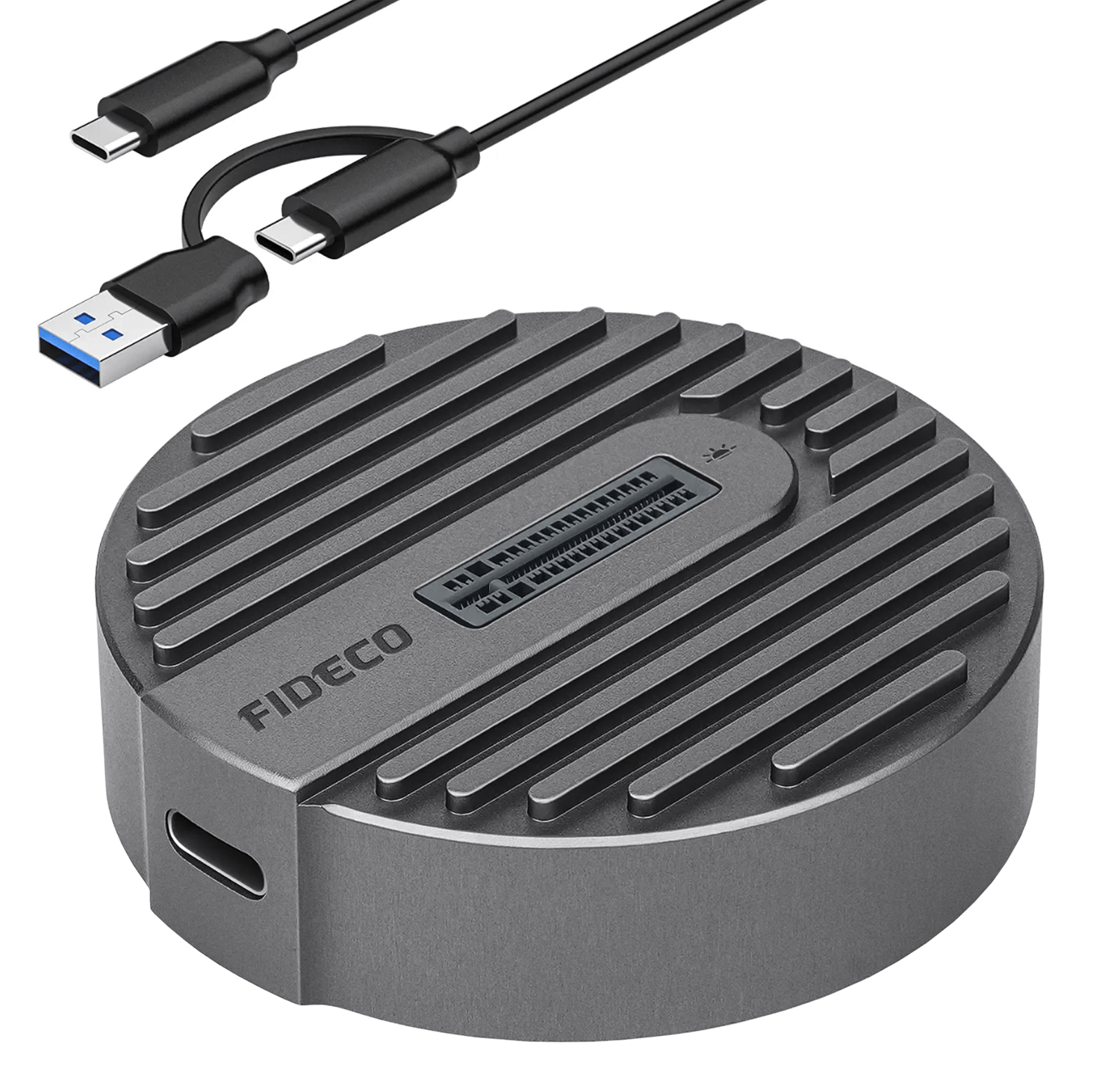 Okrągły adapter z metaliczną obudową i żebrowanym wzorem, z widocznym logo \'FIDECO\'. Obok znajdują się dwa kable: jeden z końcówką USB-C, drugi z końcówką USB-A.