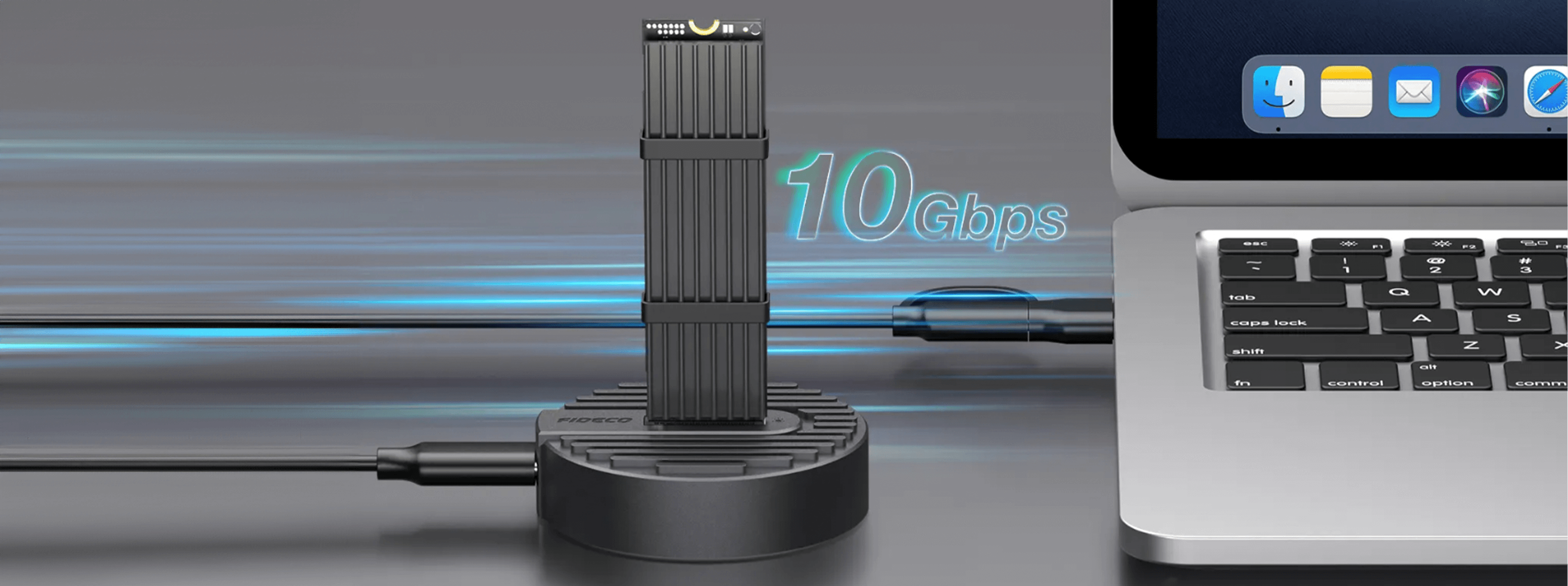Na obrazie widać adapter SSD NVMe umieszczony pionowo na okrągłej podstawce, podłączony do laptopa. Obok adaptera widoczny jest napis \'10 Gbps\'.