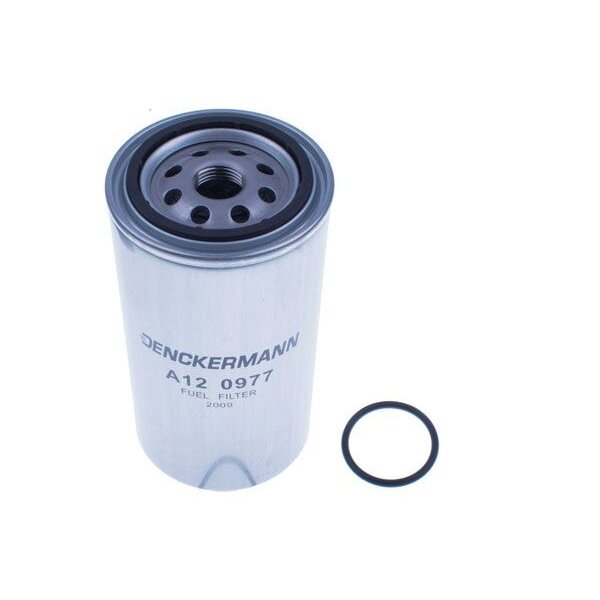 Na obrazie widoczny jest metalowy filtr paliwa z napisem \'DENCKERMANN A12 0977 FUEL FILTER 2000\'. Obok filtra leży czarny pierścień uszczelniający.