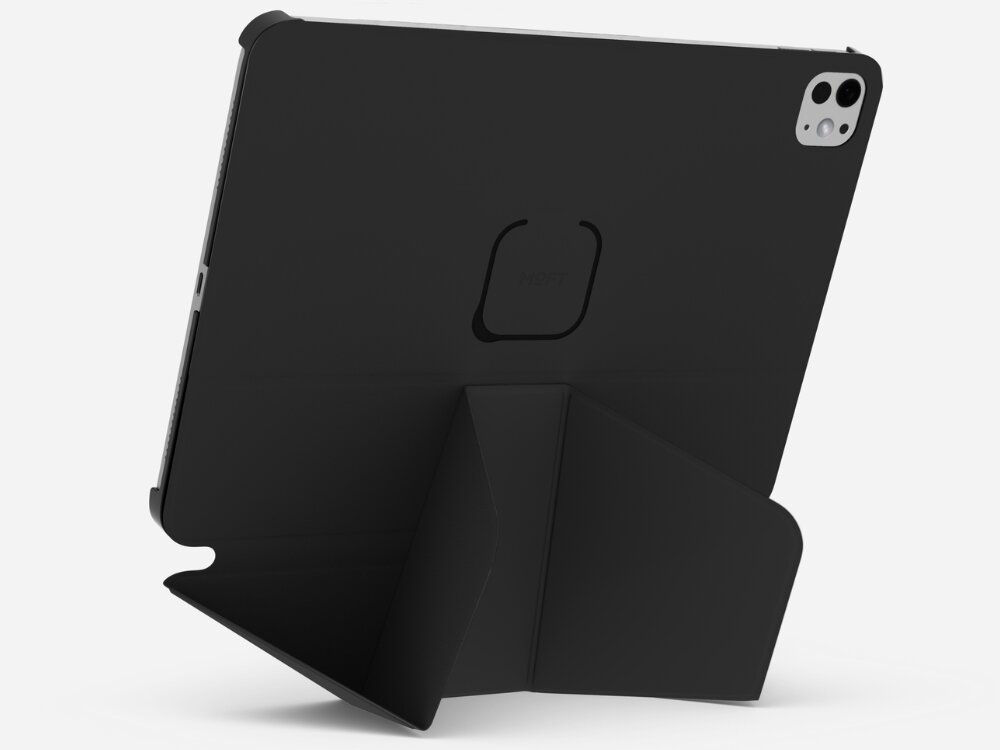 Czarne etui na tablet z widocznym logo \'moft\' na tylnej części, posiada funkcję stojaka. W górnym rogu znajduje się wycięcie na aparat z dwoma obiektywami.