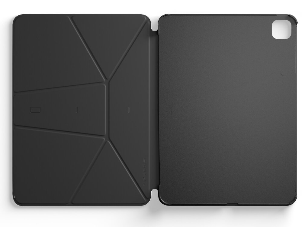 Czarne etui na iPad Air z geometrycznym wzorem na wewnętrznej stronie okładki i wycięciem na aparat w prawym górnym rogu. Na etui widoczny jest napis \'media expert\'.