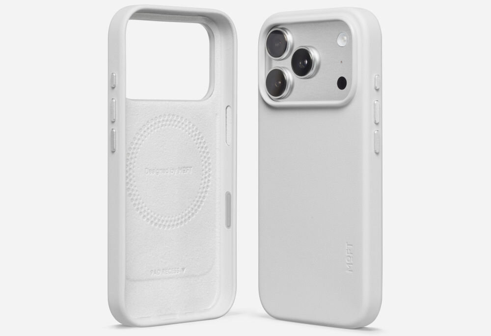 Na obrazie widoczne jest beżowo-szare etui na telefon z trzema otworami na aparaty i napisem \'MOFT\'. Wnętrze etui ma napis \'Designed by MOFT\'.