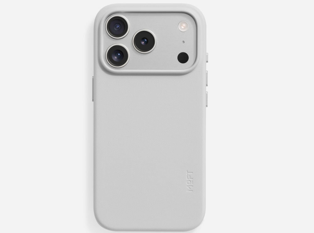 Na obrazie widoczne jest beżowo-szare etui na telefon z trzema otworami na aparaty fotograficzne. Na etui znajduje się napis \'MOFT\'.
