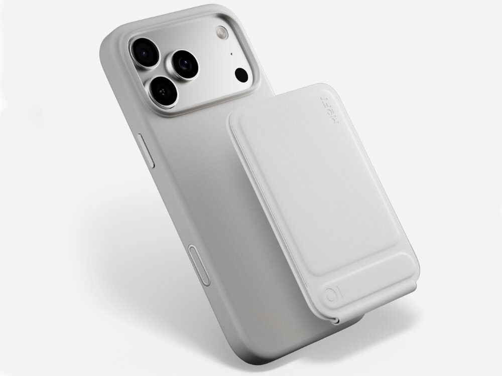 Na obrazie widoczny jest biały telefon z trzema obiektywami aparatu oraz szary stojak na telefon przymocowany z tyłu. Na stojaku widnieje napis \'MOFT\'.