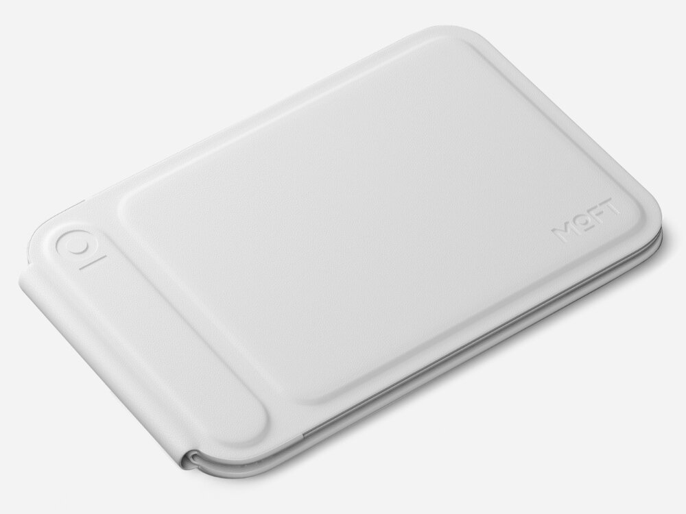 Na obrazie widoczny jest szary stojak na telefon z logo \'MOFT\' w prawym dolnym rogu. Produkt ma prostokątny kształt z zaokrąglonymi rogami.