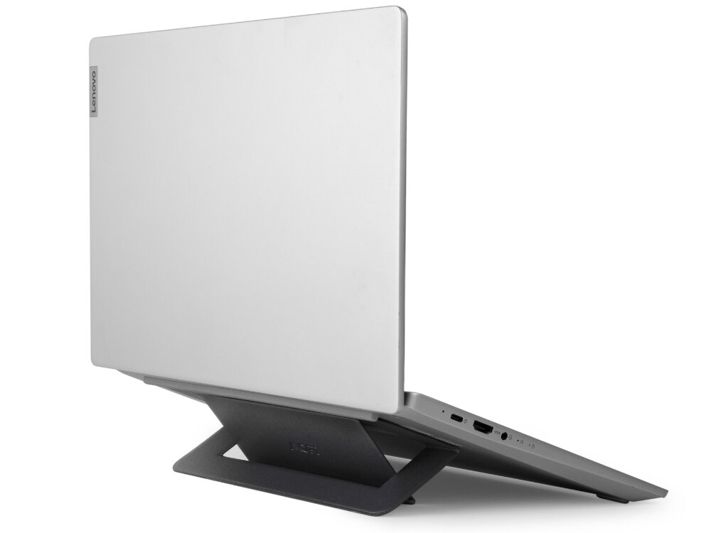 Na obrazie widoczny jest srebrny laptop umieszczony na czarnej podstawce. Na laptopie znajduje się logo \'Lenovo\'.