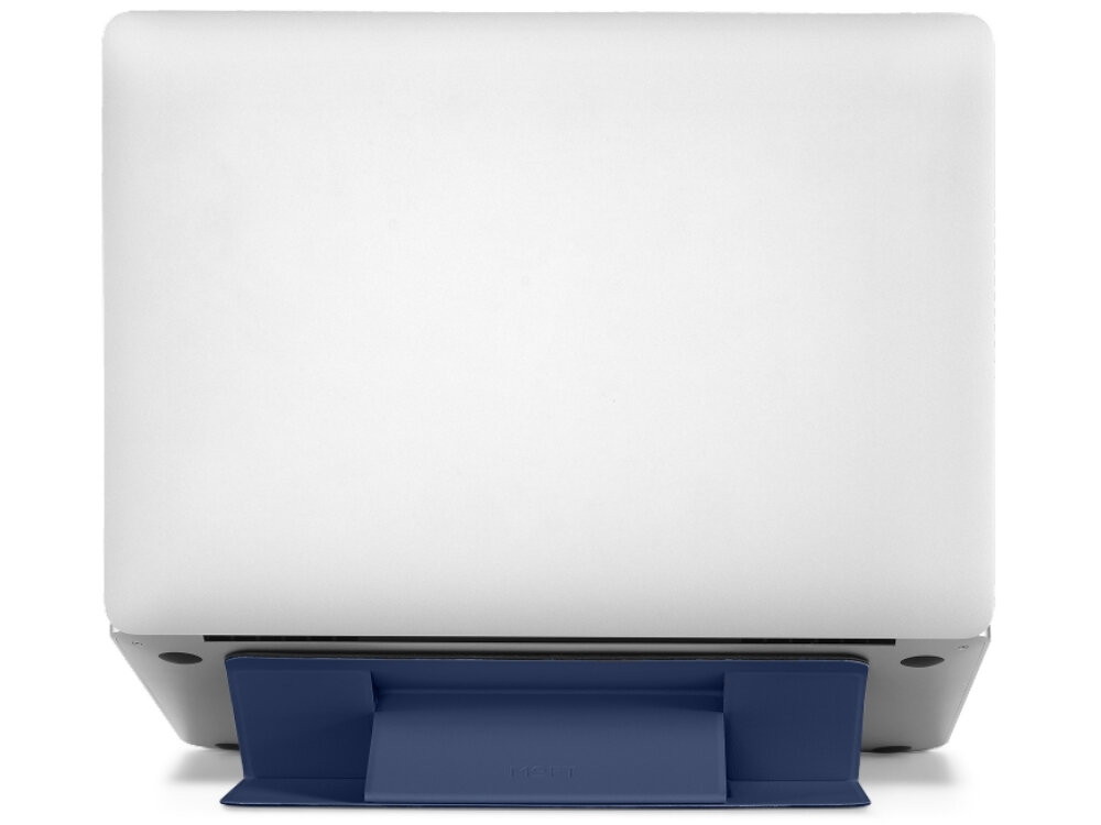 Na obrazie widoczny jest laptop ustawiony na granatowej podstawce. Podstawka ma prosty, minimalistyczny design.