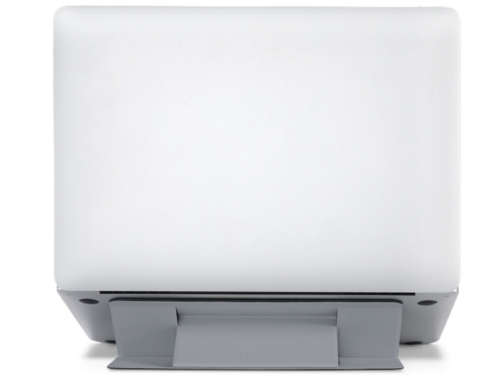 Na obrazie widoczna jest szara podstawka pod laptopa, która podtrzymuje urządzenie. Laptop jest zamknięty i widoczny od tyłu.