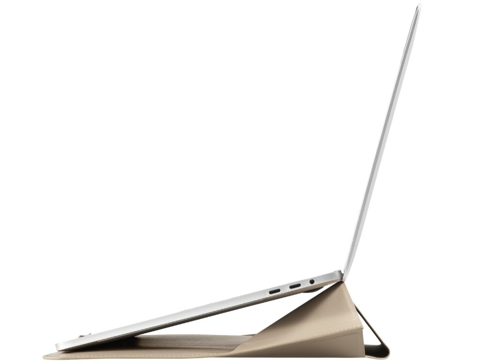Na obrazie widoczny jest laptop umieszczony na beżowej podstawce, która unosi jego tył. Podstawka ma kształt trójkąta i jest złożona w sposób umożliwiający podparcie urządzenia.