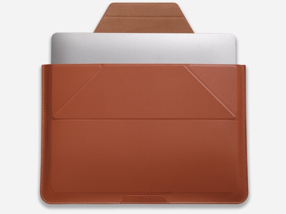 Brązowa torba na laptopa z widocznym laptopem wystającym z góry. Torba ma prosty, elegancki design z przeszyciami na krawędziach.