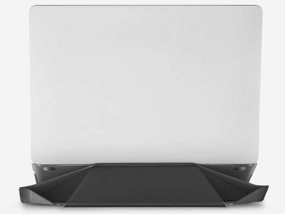 Na obrazie widoczna jest czarna torba na laptopa, która pełni również funkcję podstawki. Torba jest otwarta, a laptop jest umieszczony na niej w pozycji stojącej.