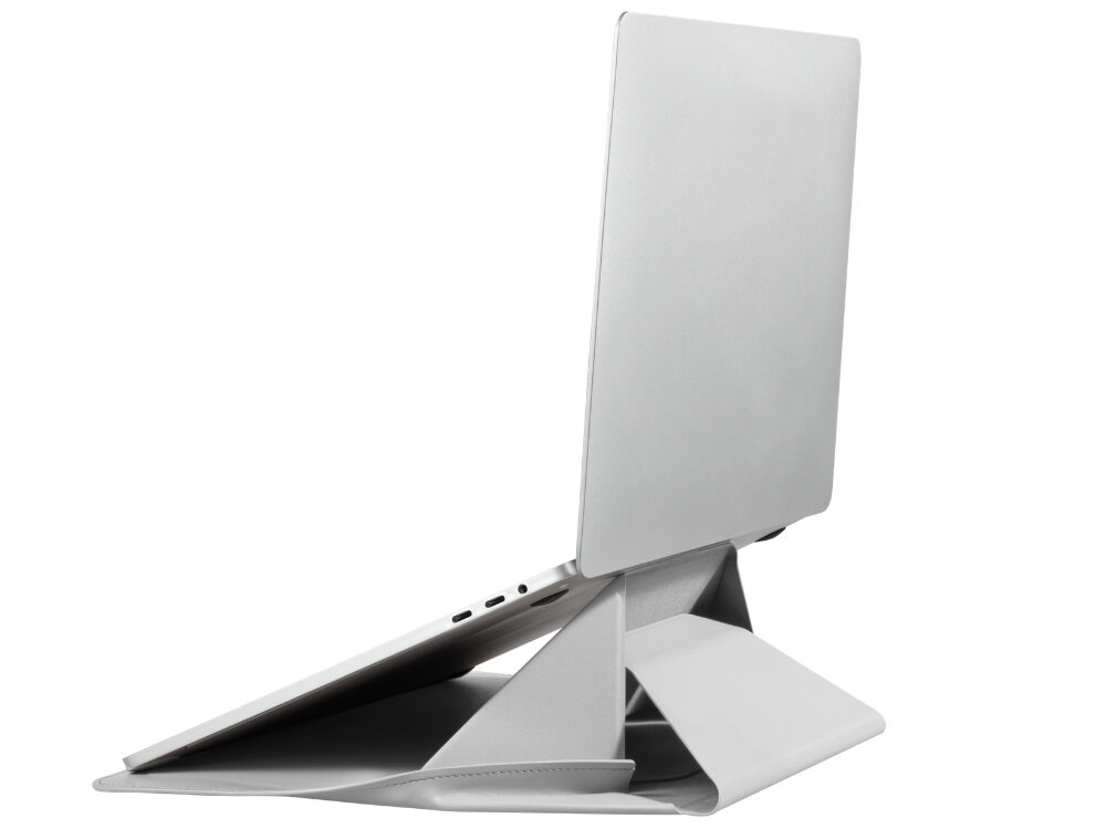 Na obrazie widoczny jest laptop umieszczony na szarej podstawce, która pełni funkcję stojaka. Podstawka ma geometryczny kształt i podtrzymuje laptop w pozycji podniesionej.