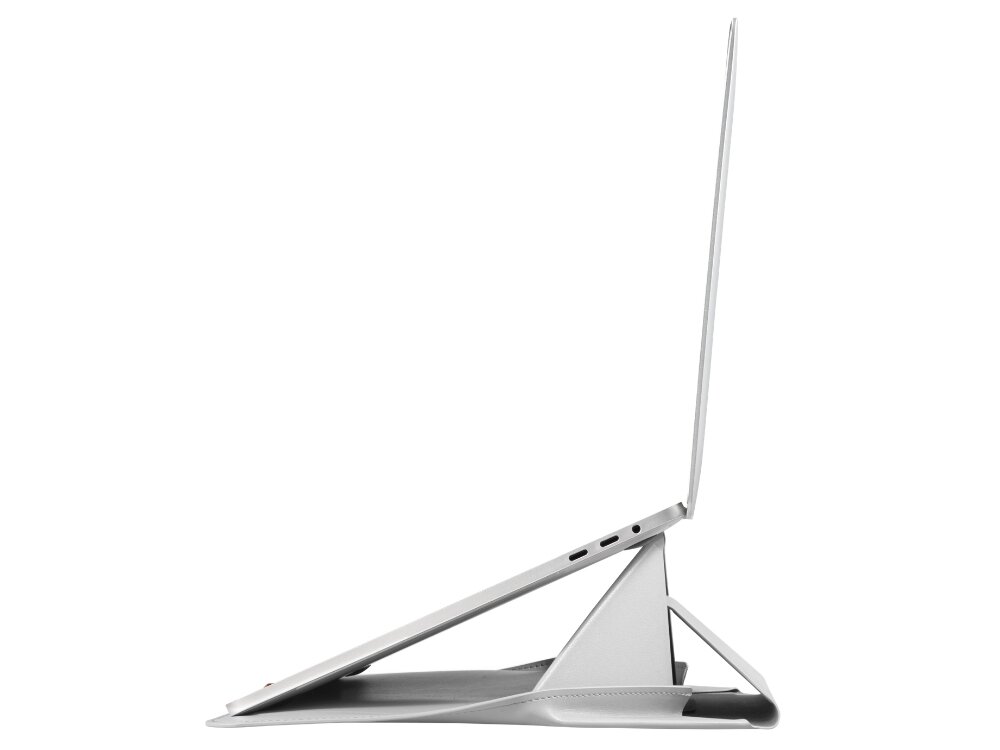 Na obrazie widoczna jest szara torba na laptopa, która pełni funkcję podstawki, podtrzymując otwarty laptop w pozycji pod kątem. Laptop jest ustawiony na torbie, a jego ekran jest otwarty.