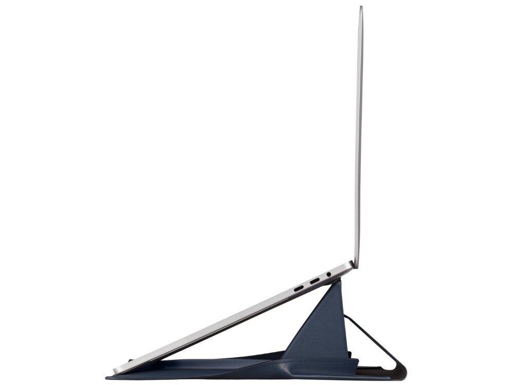 Na obrazie widoczny jest laptop ustawiony na niebieskiej podstawce, która unosi go pod kątem. Podstawka ma trójkątny kształt i jest wykonana z materiału przypominającego skórę.