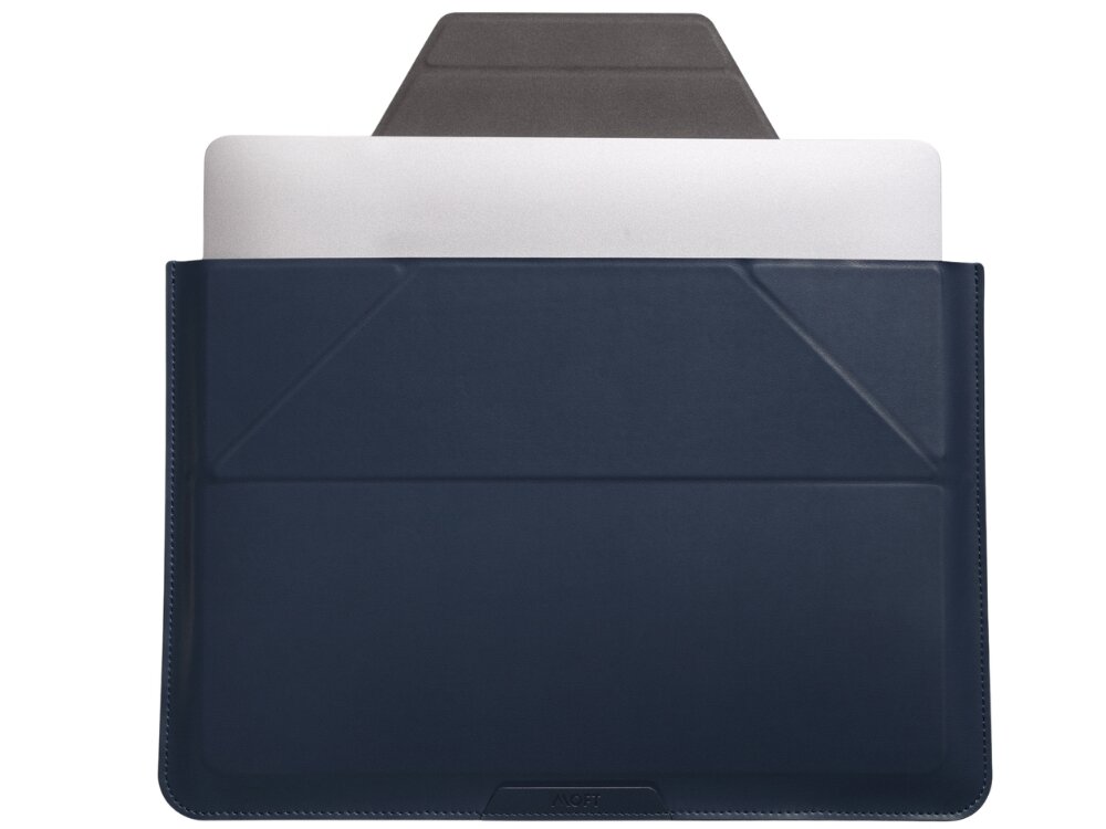 Na obrazie widoczna jest niebieska torba na laptopa z wystającym srebrnym laptopem. Torba ma prosty, elegancki design z delikatnymi przeszyciami.