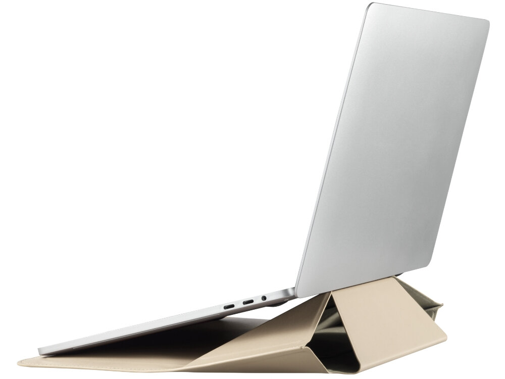 Na obrazie widoczny jest laptop umieszczony na beżowej podstawce, która pełni funkcję stojaka. Podstawka ma geometryczny kształt i podtrzymuje laptop pod kątem.