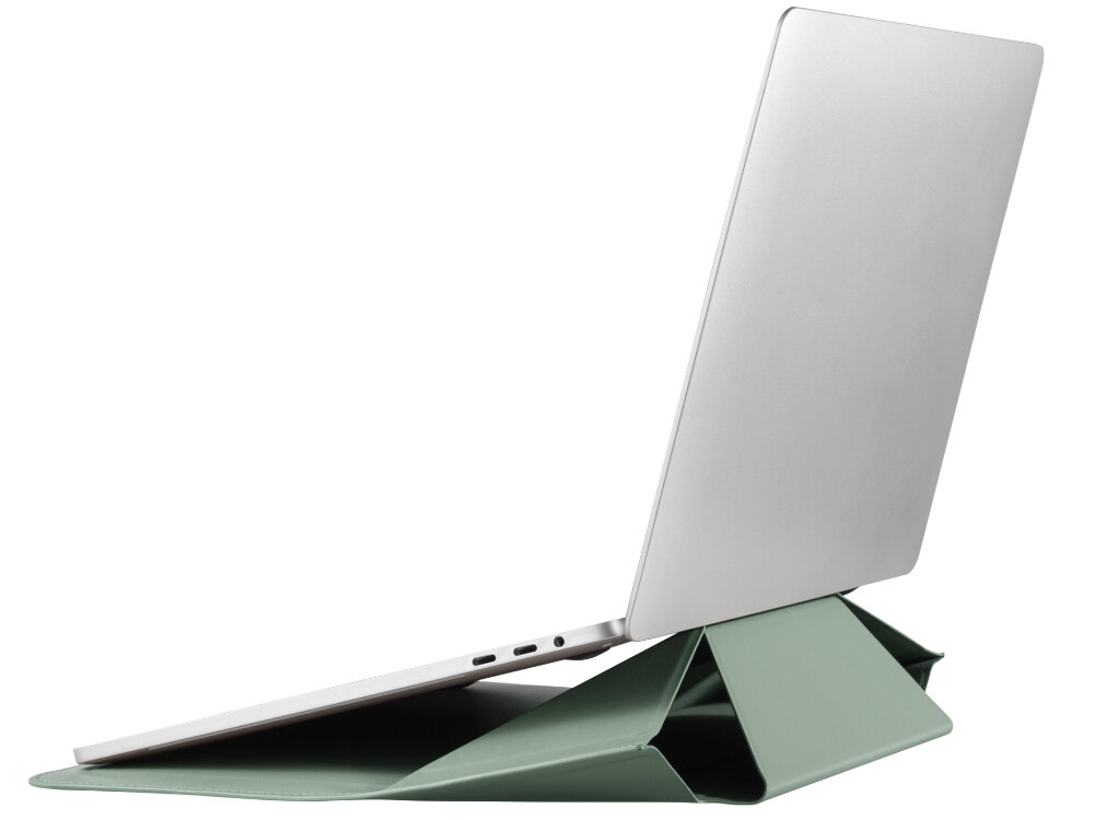 Srebrny laptop stoi na morskim stojaku, który pełni funkcję podstawki. Stojak ma geometryczny kształt i podtrzymuje laptop pod kątem.