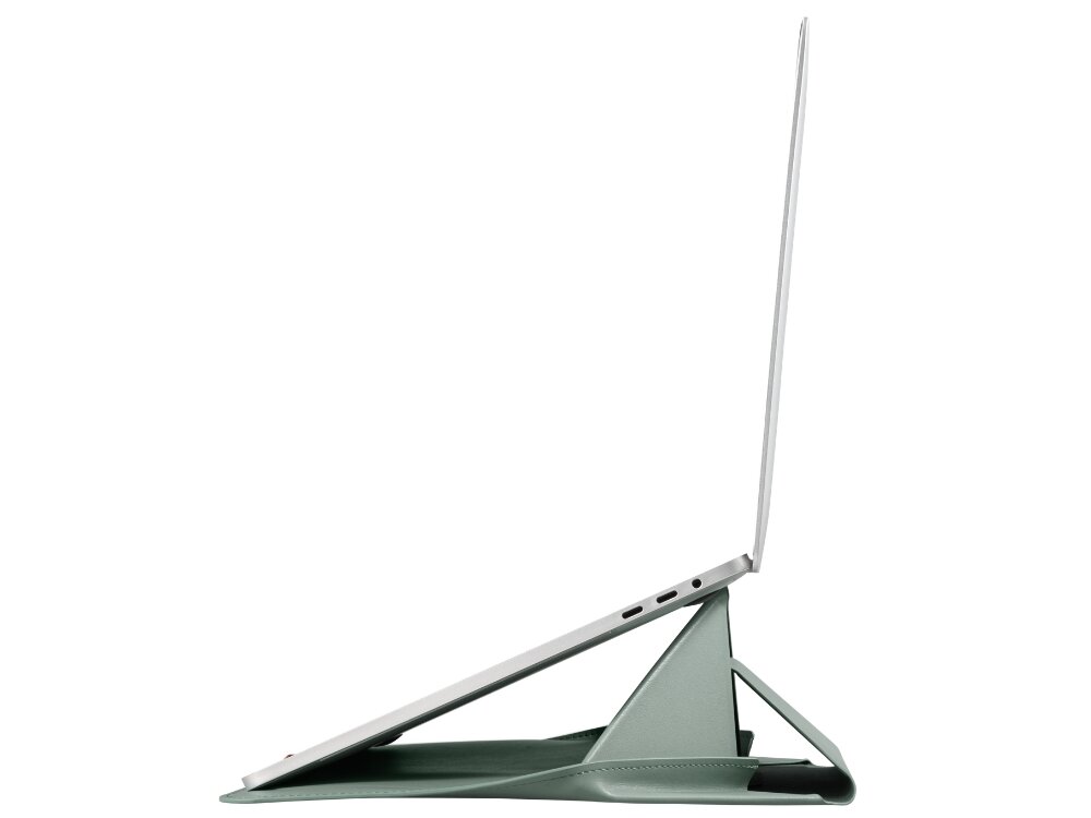 Na obrazie widoczny jest laptop ustawiony na podstawce w kolorze morskim, która unosi urządzenie pod kątem. Podstawka ma trójkątną konstrukcję, a laptop jest otwarty.
