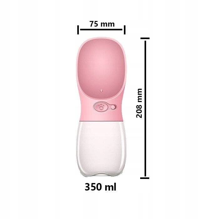 Różowa przenośna butelka poidło dla zwierząt o pojemności 350 ml i wymiarach 75 mm na 208 mm. Widoczny jest przycisk na różowej części butelki.