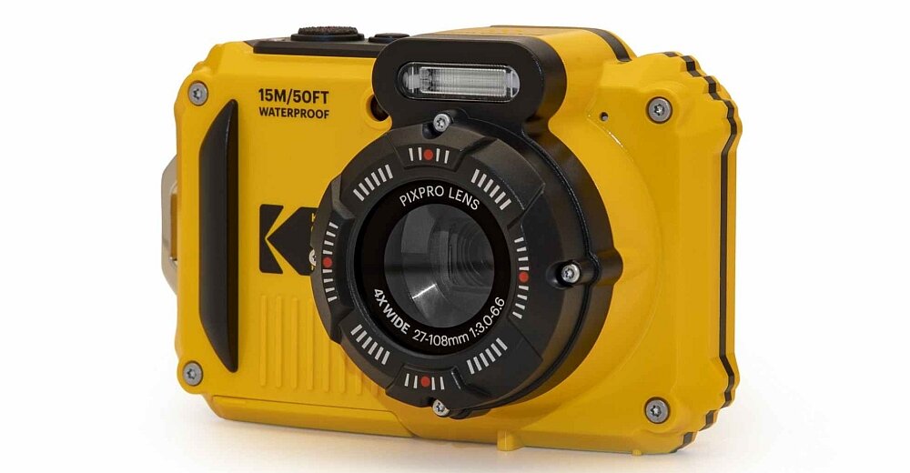 Żółty aparat fotograficzny z napisem \'15M/50FT WATERPROOF\' oraz \'PIXPRO LENS 4X WIDE 27-108mm 1:3.0-6.6\'.