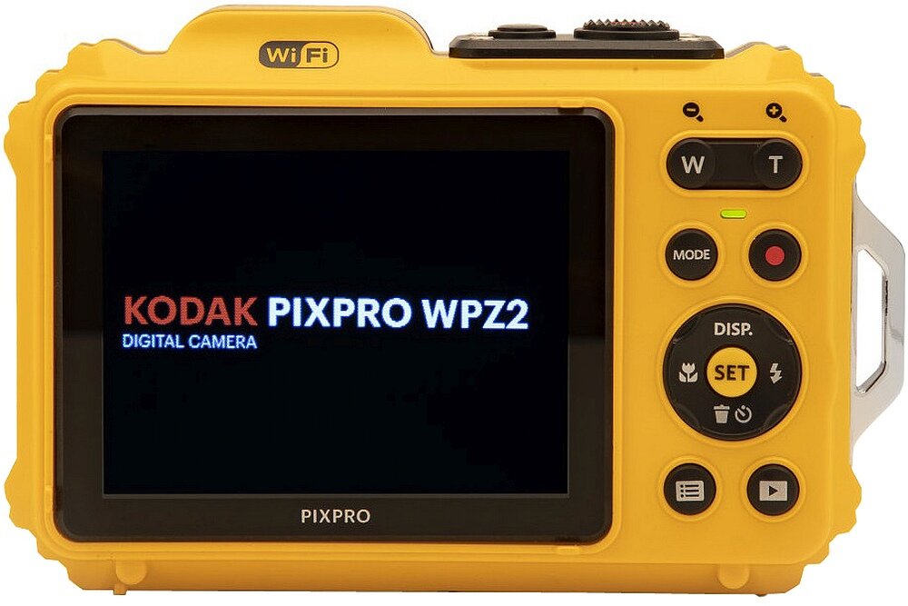 Żółty aparat cyfrowy z wyświetlaczem pokazującym tekst \'KODAK PIXPRO WPZ2 DIGITAL CAMERA\'. Obok ekranu znajdują się przyciski funkcyjne oraz logo \'WiFi\' na obudowie.