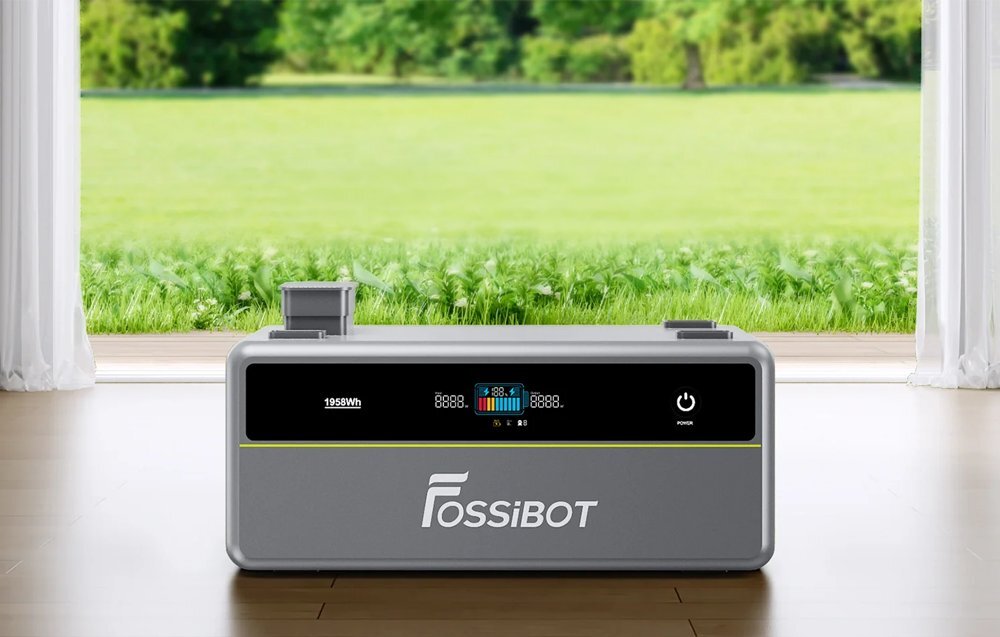 Bateria FOSSIBOT FBP1200-B 1985Wh do FBP1200, LFP, żywotność, odporność, IP65, Urządzenie z ekranem stoi w jasnym pokoju przy ogrodzie.