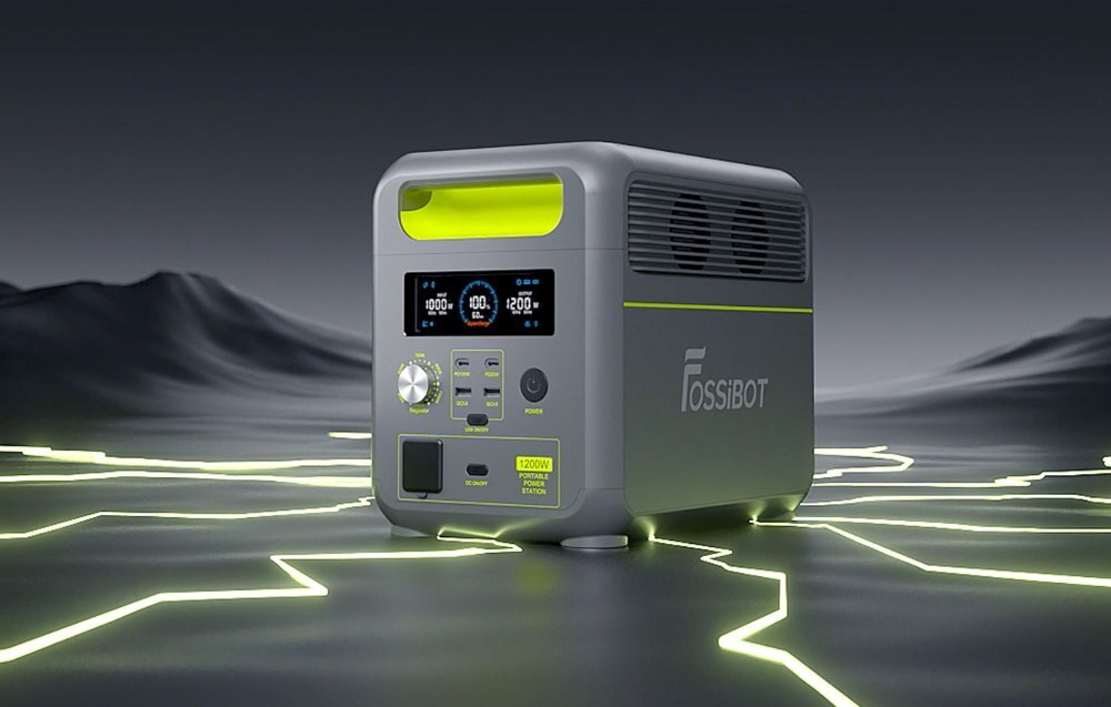 Stacja zasilania w kolorze zielonym z wyświetlaczem pokazującym parametry pracy, logo \'FOSSIBOT\' oraz oznaczeniem \'1200W Portable Power Station\'. W tle widoczny jest abstrakcyjny krajobraz z neonowymi liniami.