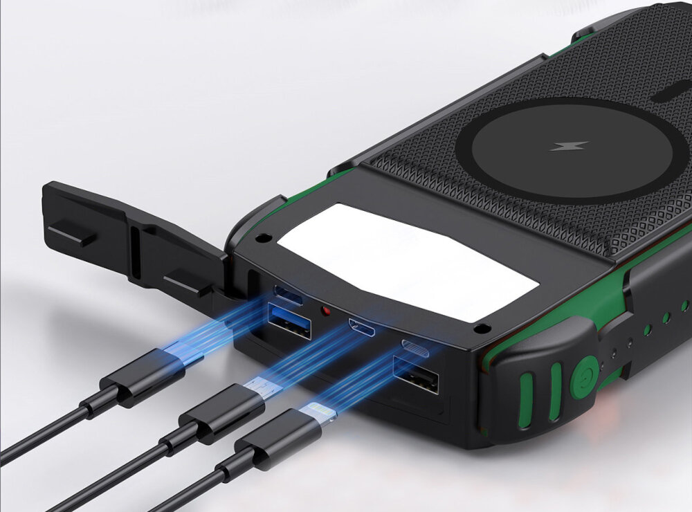 Na obrazie widać zielony powerbank z trzema podłączonymi kablami USB. Urządzenie ma teksturowaną powierzchnię i okrągły symbol na górze.