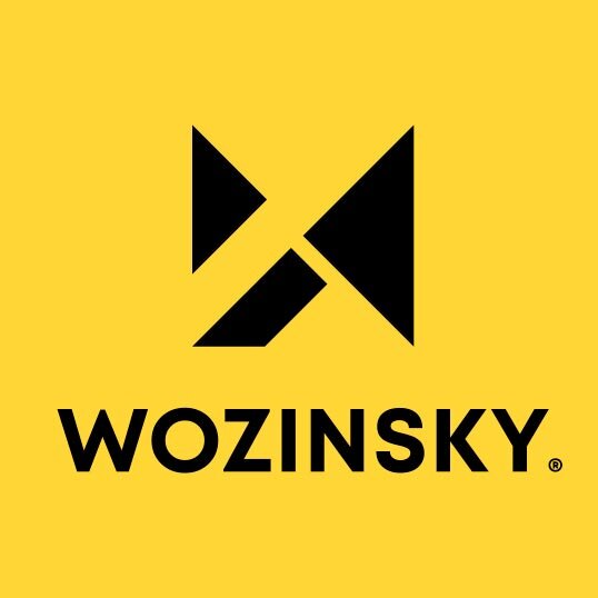 Logo z czarnym symbolem geometrycznym na żółtym tle, poniżej napis \'WOZINSKY\'.
