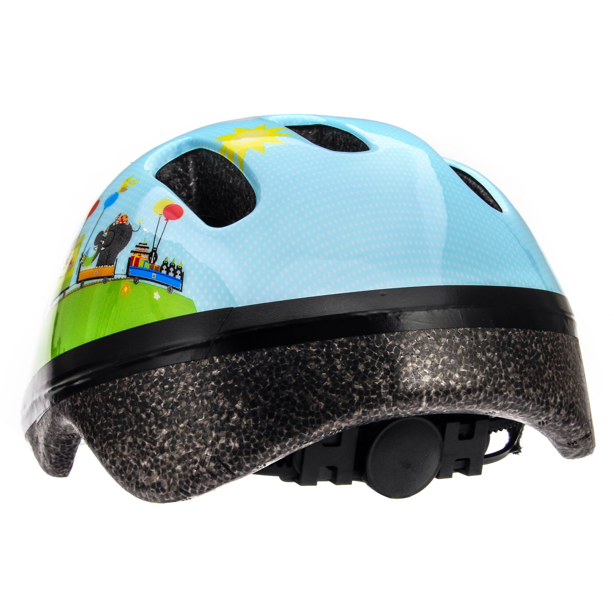 Dziecięcy kask rowerowy z kolorowym wzorem przedstawiającym postacie i balony na jasnoniebieskim tle. Kask posiada otwory wentylacyjne i czarną, teksturowaną krawędź.
