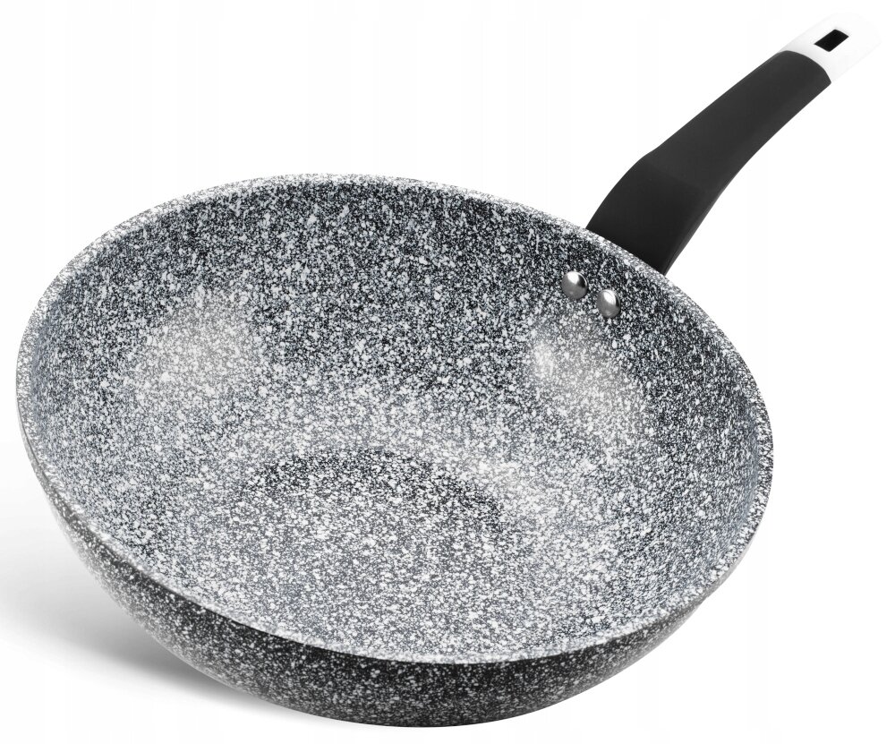 Na obrazie widoczna jest granitowa patelnia typu wok o głębokim kształcie, z czarną rączką. Powierzchnia patelni ma szary, nakrapiany wzór.