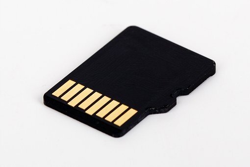 Czarna karta Micro SD z widocznymi złotymi stykami na białym tle.