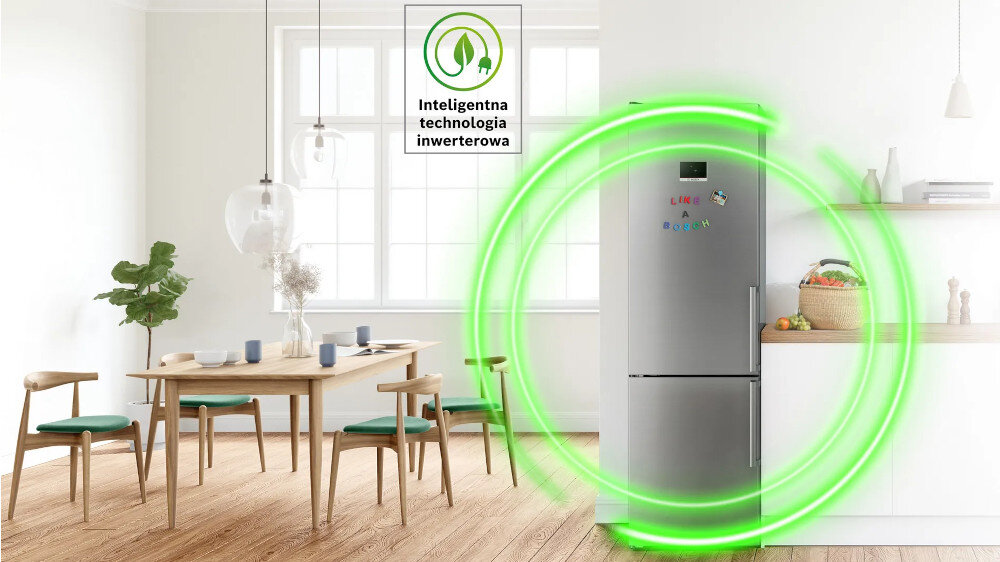W jasnej kuchni znajduje się srebrna lodówka z kolorowymi magnesami, obok której widoczny jest kosz z owocami. Na obrazie znajduje się napis \'Inteligentna technologia inwerterowa\'.