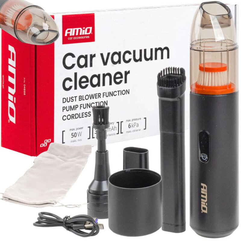 Na obrazie znajduje się zestaw odkurzacza samochodowego z różnymi akcesoriami, w tym szczotkami i kablem USB. W tle widoczny jest biało-czerwony karton z napisem \'Amio Car vacuum cleaner\'.