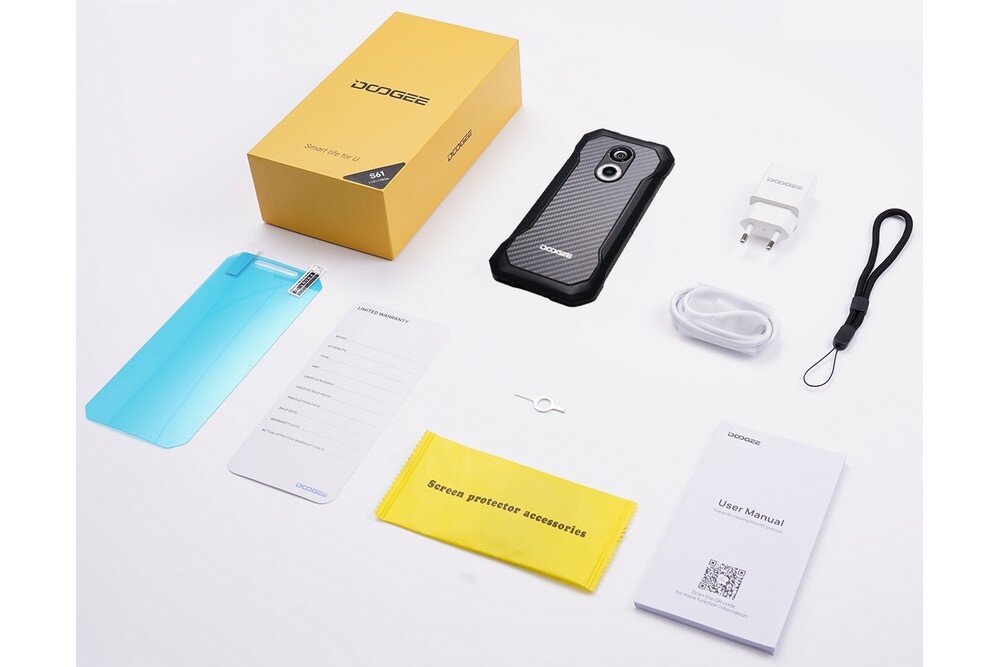 Na obrazie znajduje się zestaw akcesoriów do smartfona, w tym żółte pudełko z napisem \'DOOGEE\', smartfon, ładowarka, kabel, smycz, narzędzie do wyjmowania karty SIM, folia ochronna, instrukcja obsługi oraz ściereczka z napisem \'Screen protector accessories\'.