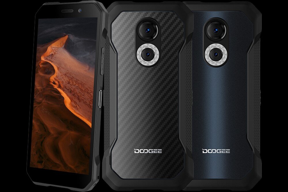 Na obrazie widoczne są trzy smartfony DOOGEE S61, z czego jeden pokazuje ekran z krajobrazem pustynnym, a dwa pozostałe prezentują tylną obudowę w kolorze czarnym z teksturą. Na obudowach widoczne jest logo \'DOOGEE\'.