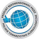 Logo przedstawia niebieską kulę ziemską z białymi liniami oraz niebieską ikonę kciuka uniesionego w górę. Wokół znajduje się napis: \'PRODUKT REKOMENDOWANY PRZEZ POLSKIE TOWARZYSTWO ALERGOLOGICZNE\'.