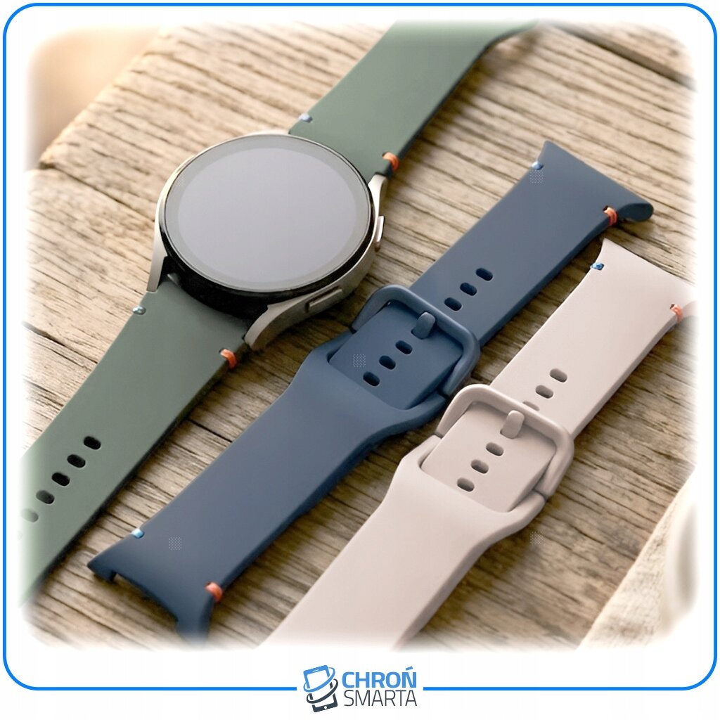 Na drewnianej powierzchni leży smartwatch z zielonym paskiem oraz dwa dodatkowe paski w kolorze niebieskim i białym. Na dole widoczne jest logo \'CHROŃ SMARTA\'.