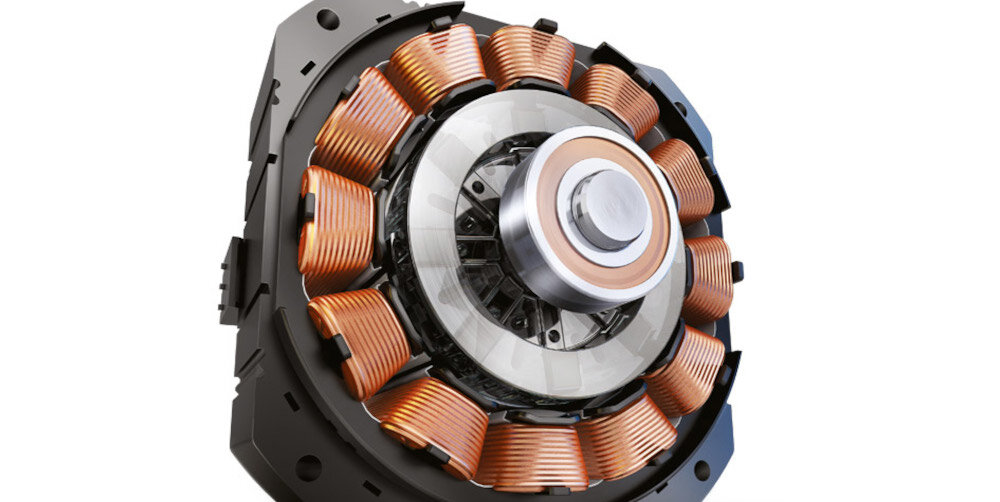Obraz przedstawia zbliżenie na element mechaniczny z miedzianymi zwojami i metalowym rdzeniem. Konstrukcja ma kształt cylindryczny i jest otoczona ciemną obudową.