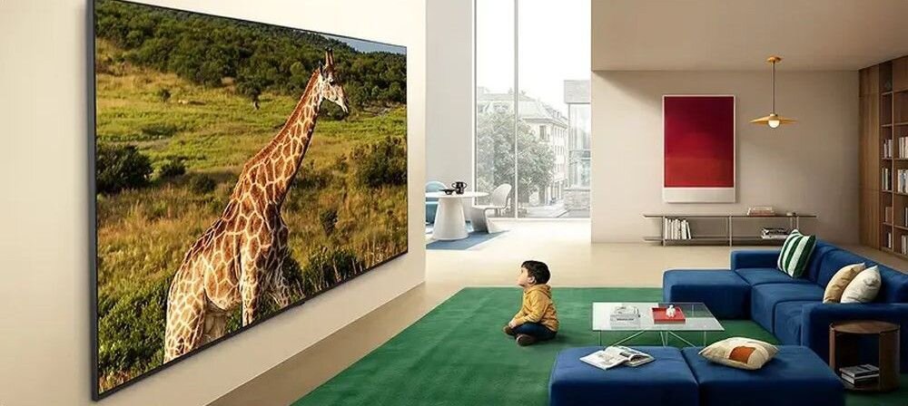 Telewizor LG 100QNED87B6 QNED evo Ultra Big TV ultraduży ekran do sportu filmów i gier, telewizor zawieszony na ścianie w pomieszczeniu