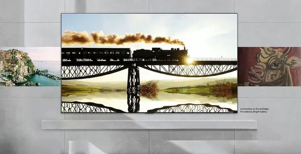 Telewizor LG 100QNED87B6 LG Gallery Plus dzieła sztuki treści ambientowe, telewizor zawieszony na ścianie w pomieszczeniu