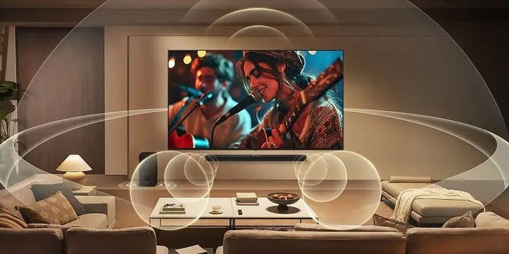 Telewizor LG 100QNED87B6 Orchestra Sound synchronizacja telewizora i soundbara przestrzenny dźwięk, telewizor zawieszony na ścianie w pomieszczeniu