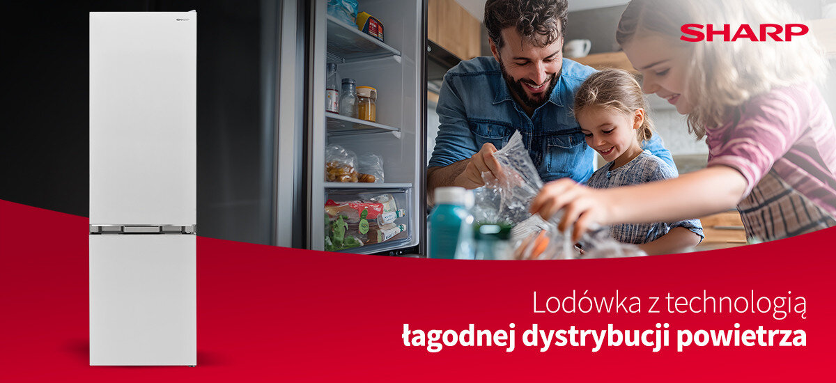 LODÓWKA SHARP SJ-NBA05DMXWC-EU Biała lodówka Sharp z dolnym zamrażalnikiem pokazana obok otwartej chłodziarki oraz osoby układającej zakupy. Na dole widoczny jest napis „Lodówka z technologią łagodnej dystrybucji powietrza”