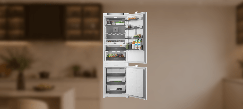 LODÓWKA WHIRLPOOL WHK WHK2 5294 B6E1 Lodówka Whirlpool pokazana w dwóch ujęciach: z zamkniętymi i otwartymi drzwiami. W tle znajduje się rozmyta aranżacja kuchni oświetlenie LED wyświetlacz cyfrowy zintegrowany uchwyt drzwi licowane