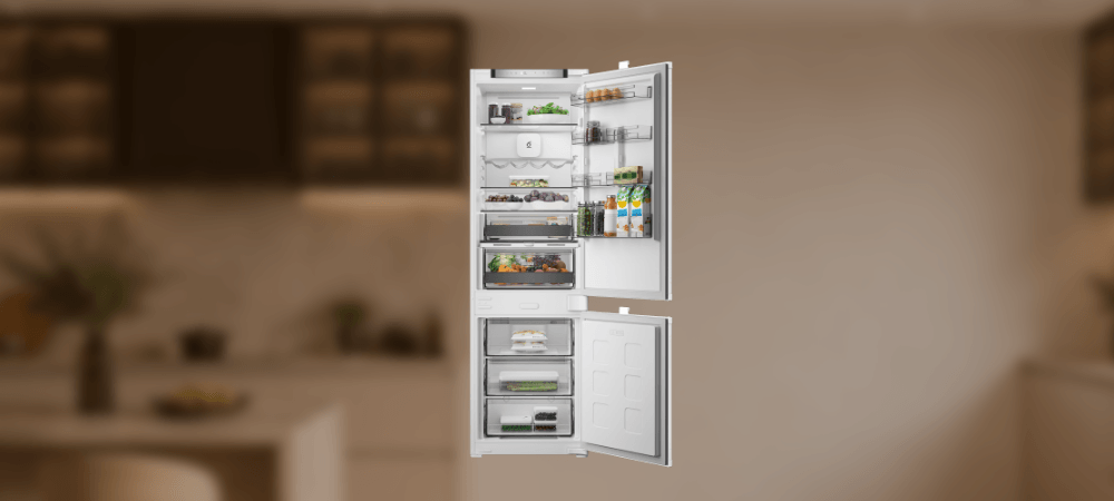 LODÓWKA WHIRLPOOL WHK2 5293 B5E Lodówka Whirlpool pokazana w dwóch ujęciach: z zamkniętymi i otwartymi drzwiami. W tle znajduje się rozmyta aranżacja kuchni oświetlenie LED wyświetlacz cyfrowy zintegrowany uchwyt drzwi licowane